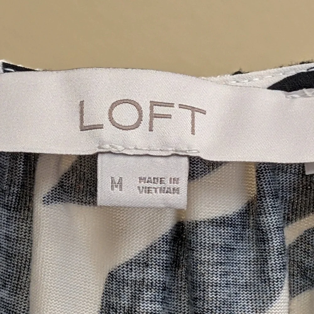 LOFT Womens Top M Black White Abstract Leaf Print Ruffle Sleeve V-Neck Blouse